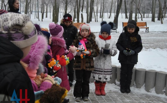 На Аллее ангелов в Донецке почтили память детей