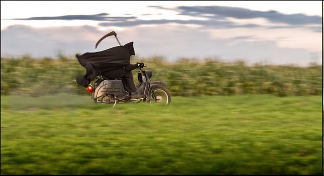 В Волжском на дороге разбился мотоциклист и его пассажирка