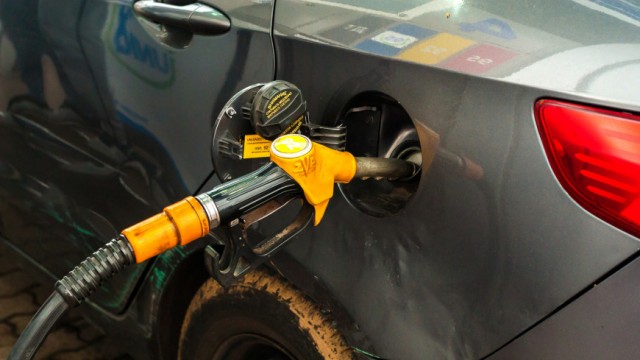 Новак: Падение цен на нефть не отразится на стоимости бензина в России