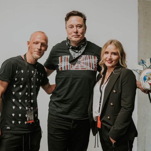 Илон Маск устроил вечеринку с роботами в честь открытия "Гигафабрики" в Берлине и пообещал открыть на пивную и рейв-клуб