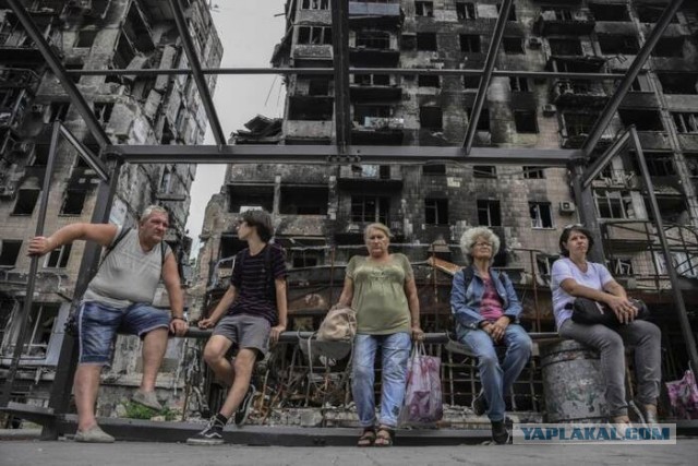 Жители Мариуполя ждут автобус на остановке⁠⁠