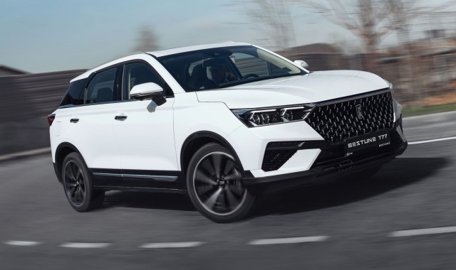 Запредельные скидки: кроссовер Bestune T77 разом подешевел на 1 миллион рублей — теперь он стоит как Lada Vesta.