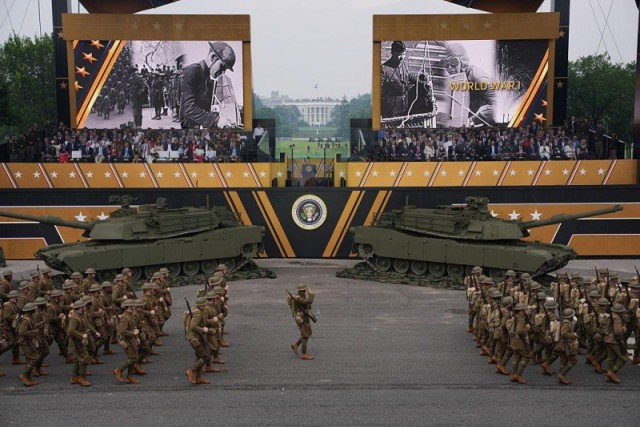 В Вашингтоне прошел военный парад по случаю 250-летия армии.