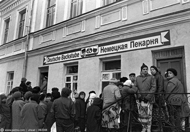 Москва 90-х, уличная торговля.