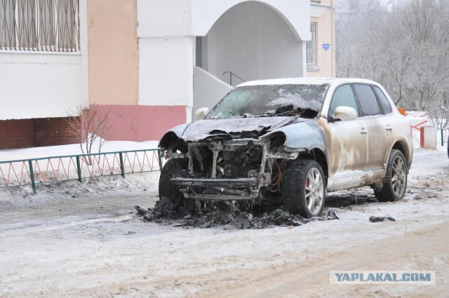 В Омске сожгли внедорожник бизнесмена, поднявшего цены на проезд