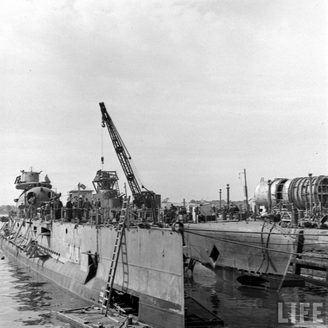 " Веселый Роджер" над субмариной