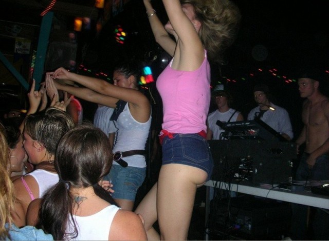 Лето! Булки на прогулке или девушки в шортах.