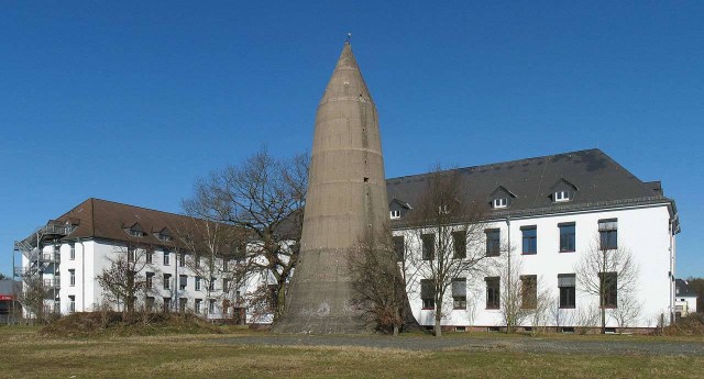 Высокая круглая башня средневековья в Килмакдуа, назначение которой доподлинно неизвестно