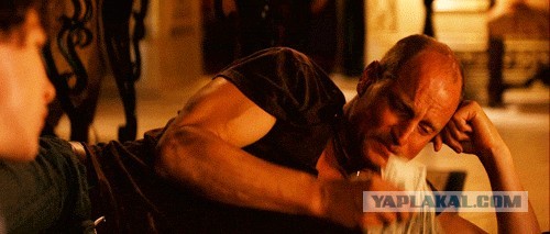 Убитые горем братья Джорджа Флойда Родни и Филониз на его похоронах