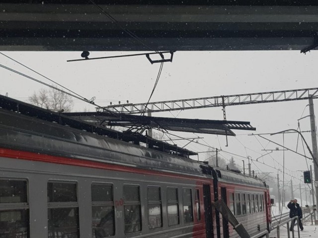 Автомобиль Вольво упал с эстакады на ж/д пути в районе станции Фроловская под Клином