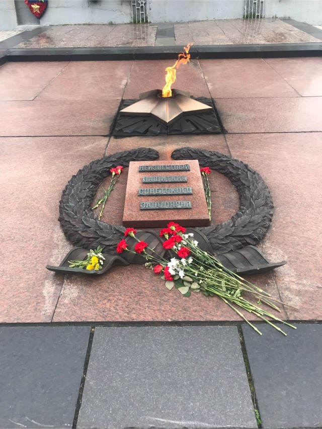 Замерзший памятник Алеша