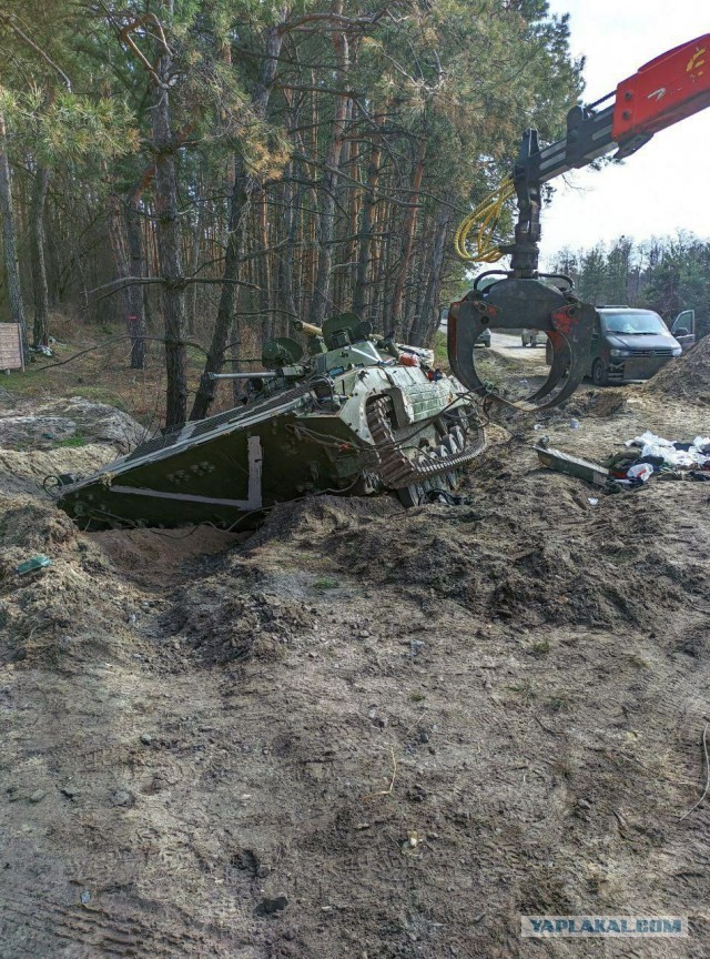 Танк стреляет в упор