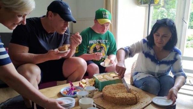 Джон Сина встретился с 19-летним фанатом c синдромом Дауна, который уехал из Мариуполя после начала СВО