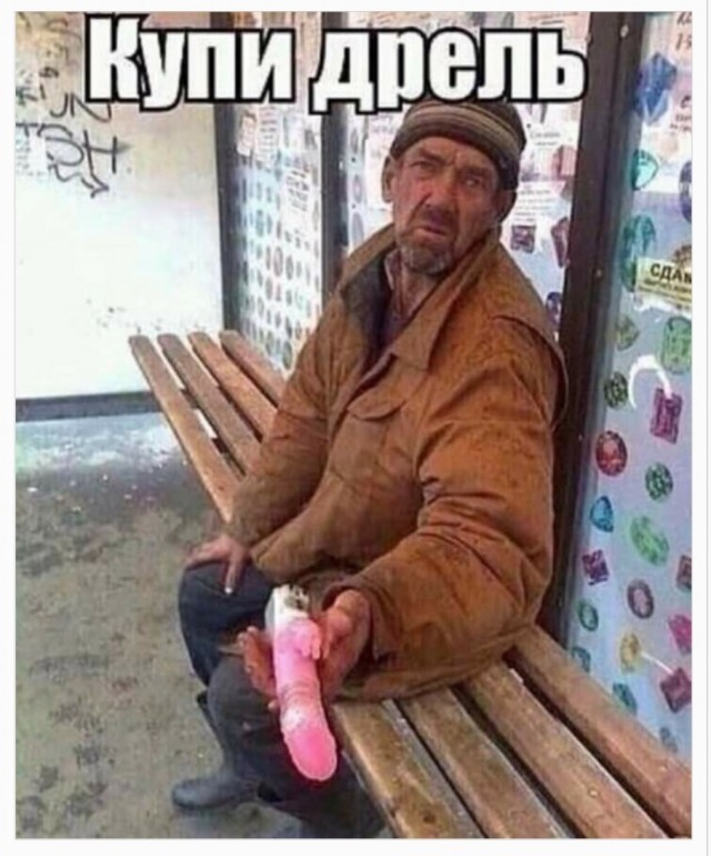 Девушка моет окно