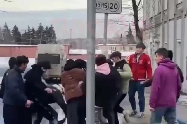 В Москве задержали мигрантов, избивших юношу, который заступился за школьницу