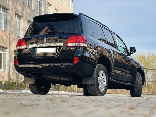 "Неуклюжий бегемот без тормозов": почему вам точно не нужна Toyota Land Cruiser 200