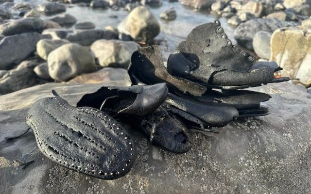 На берега Уэльса вынесло сотни пар обуви викторианской эпохи