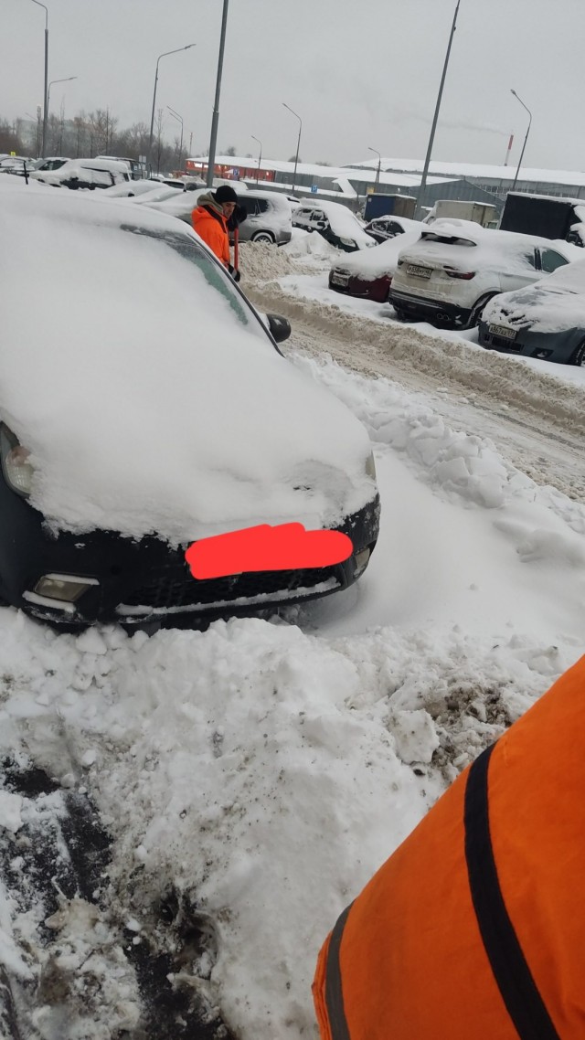 В Москве сотрудники коммунальных служб почистили дорогу и оказали помощь автовладельцу