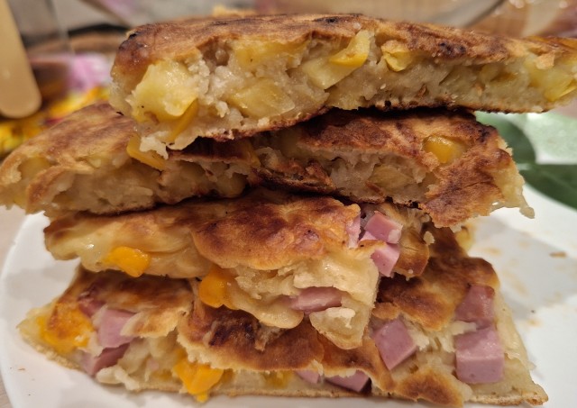 Оладьи с колбасой и сыром, а также с яблоком