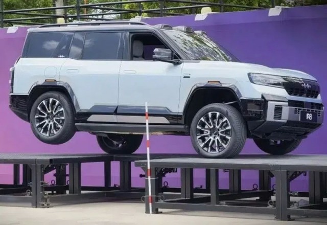 Уникальная подвеска BYD Leopard 8 помогла водителю уехать с блокиратором колеса