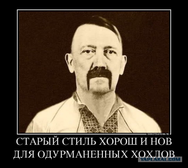 Протестующие начали штурм здания администрации.