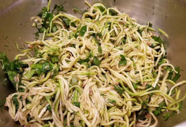 Пикантный салат из кабачков.