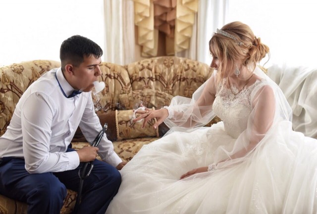 Накатив стакан чистого спирта, фотограф начал свадебную фотосессию