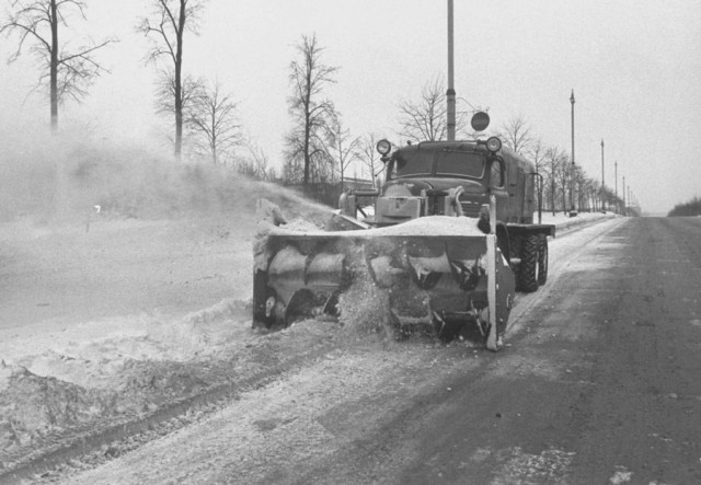 Фотографии прошлого с автомобилями, грузовиками и автобусами