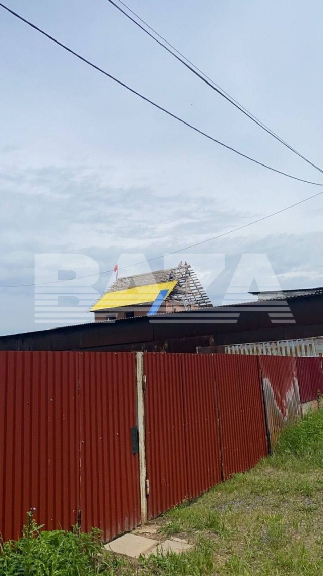 Сотрудники МВД привлекли бригаду монтажников, чтобы разобрать жёлто-синюю крышу дома в Балашихе