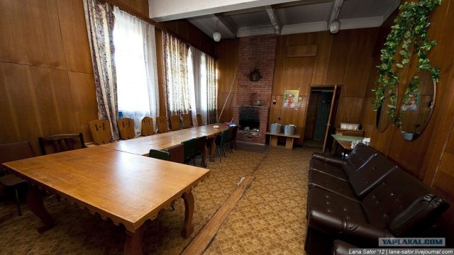 Пионерский лагерь с бассейном и бомбоубежищем