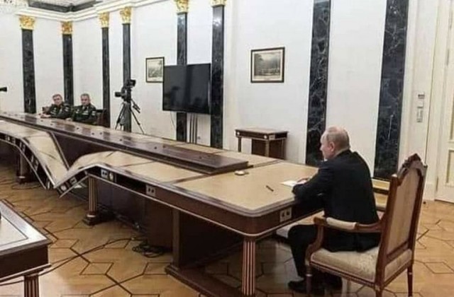 Плавучий кран подошел к месту обрушения Крымского моста