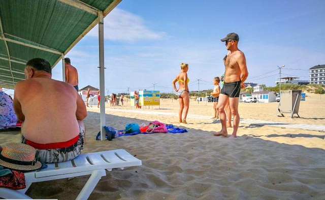 Чья тень от зонтика?