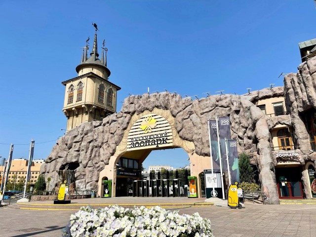 Сотрудник московского зоопарка умер на работе после укуса змеи — она укусила мужчину во время кормёжки