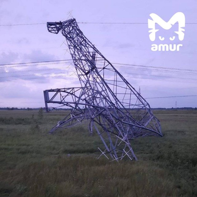 Крупный торнадо пронёсся в ЕАО — повалил опоры ЛЭП и оставил жителей без света