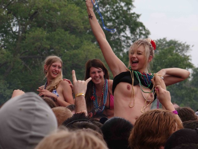 Фестиваль и naked boobs