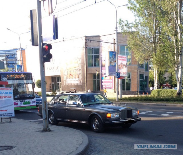 Старые автомобили на улицах Нью-Йорка