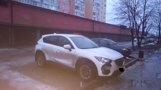 У Mazda в Ростове вырезают противотуманки.=