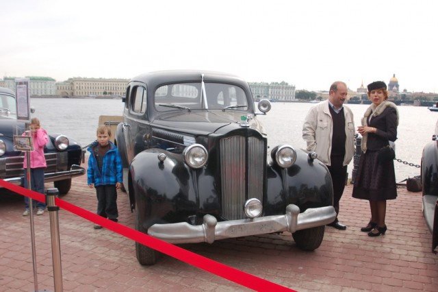 Авто Вернисаж на Неве.