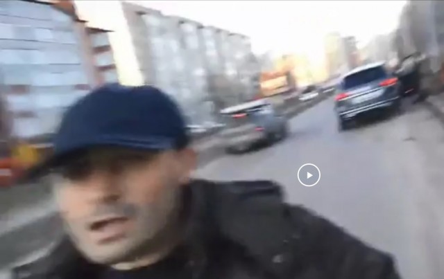 По яйцам бей!