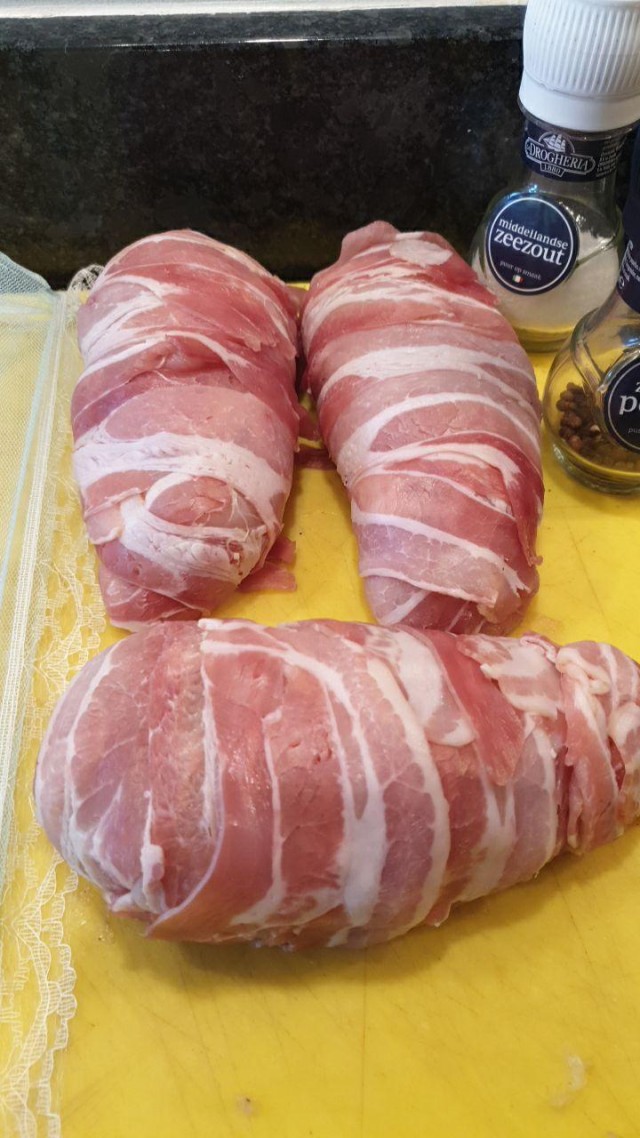 Куриное филе с голубым сыром с персиком и салатом