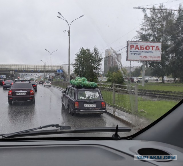 В России начали штрафовать водителей за багажники на крыше машин