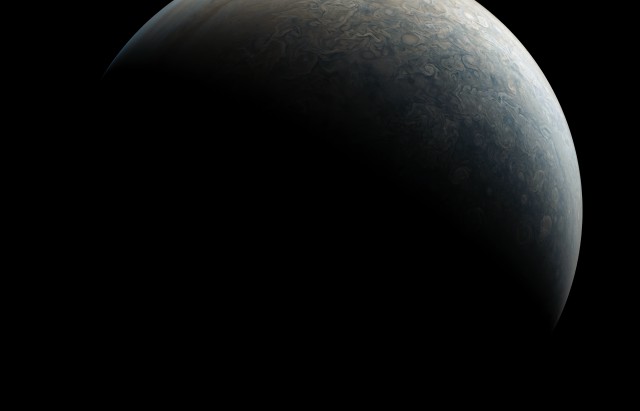 Штормы и циклоны на Юпитере с высоты 4200 километров