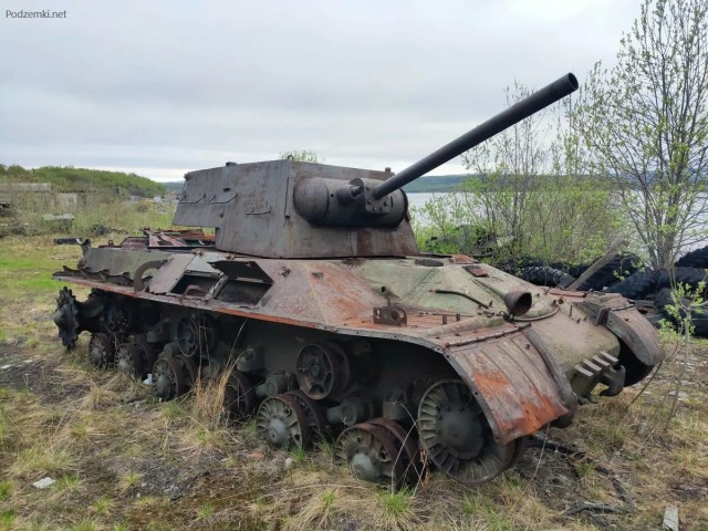 Заброшенные танки ИС-2М с башнями КВ и самоходки ИСУ-152