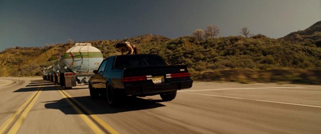 Российские дальнобойщики жалуются на автопиратов, которые грабят фуры на ходу.