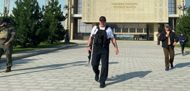Беларусь не позволит стрелять русским в спину, — Лукашенко.