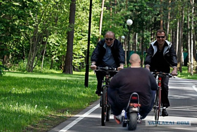 Ехали Медведев на велосипеде...