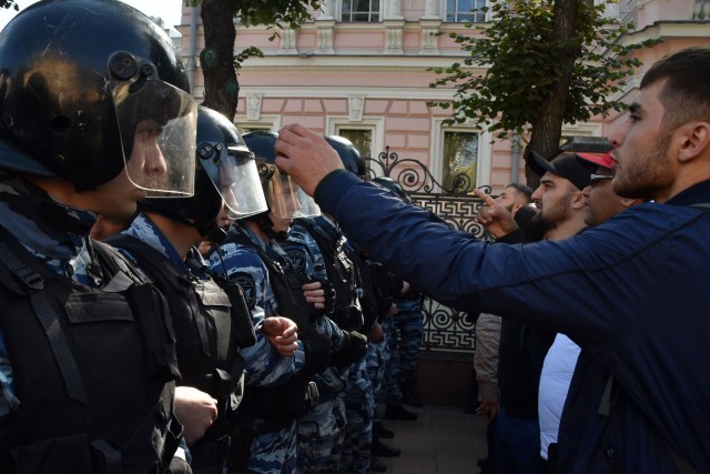 Девять полицейских против толпы антифа