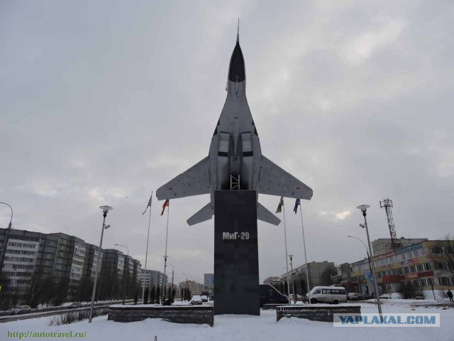 Самолет во дворе