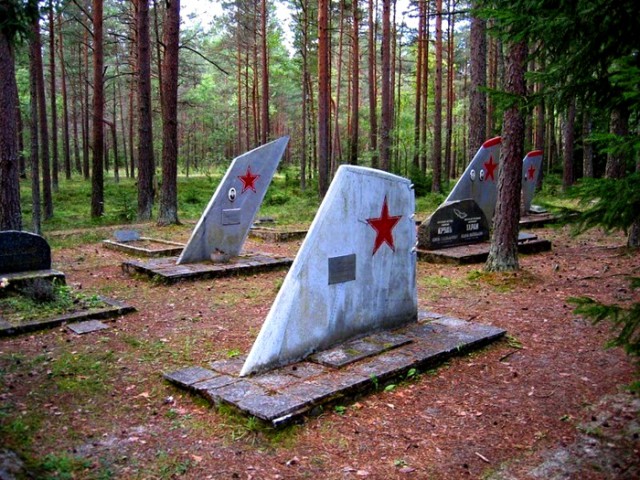 Необычное кладбище советских летчиков в Эстонии
