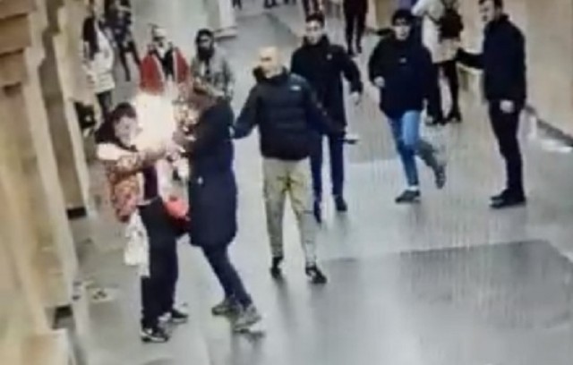 Рэп-баттл двух Дедов Морозов в Петербурге закончился дракой со стрельбой